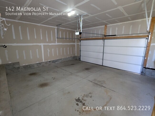 Building Photo - 142 Magnolia St