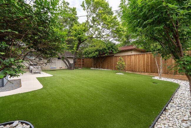 Building Photo - Great home in a desirable location with mature trees!