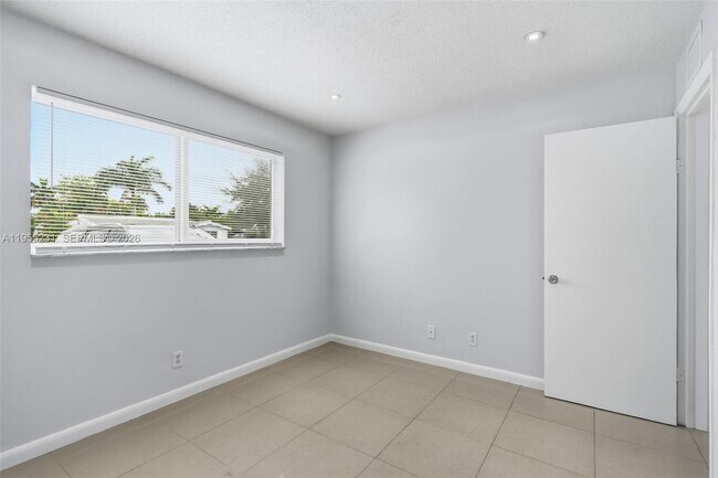 Building Photo - 808 NE 2nd St