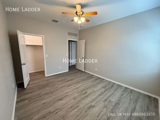 Building Photo - 10453 E Cliffrose Ln