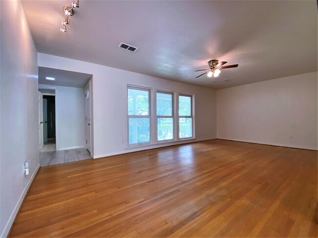 Building Photo - 5242 Beechnut St