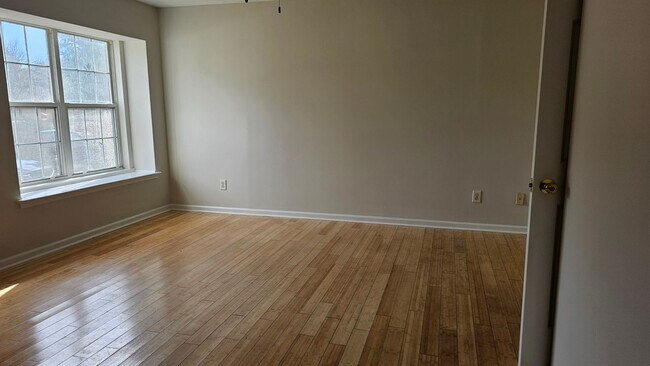 Building Photo - Spacious James Island Home off Fort Johnson Road