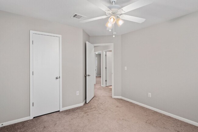 Building Photo - 341 Twisted Oaks Ln