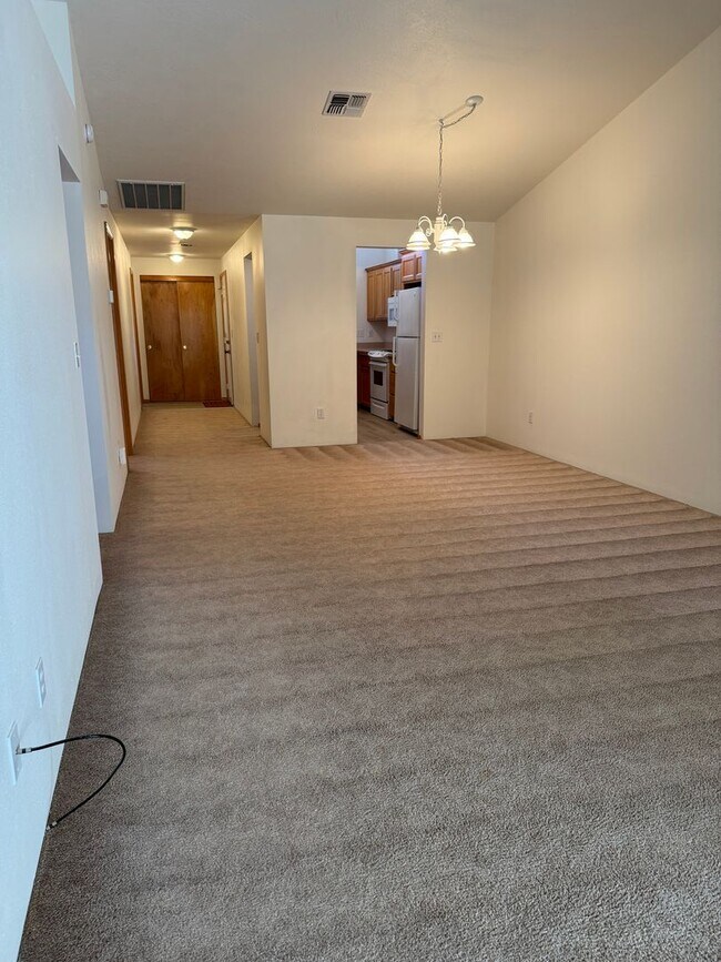 Building Photo - 2 bedroom 2 bath duplex for rent in Grants  Pass