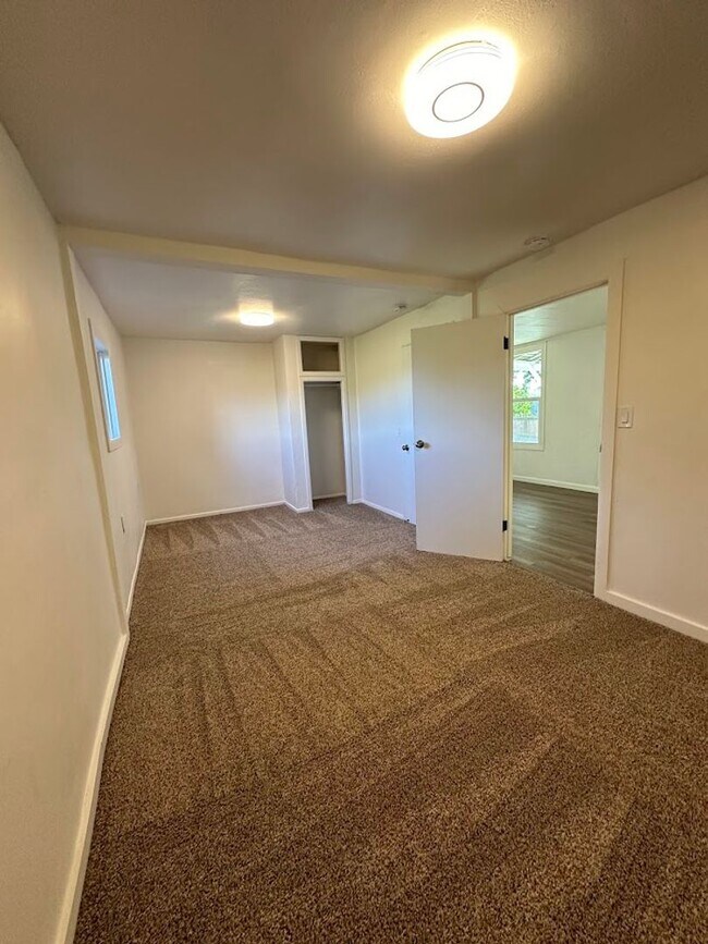 Building Photo - Charming One Bedroom in the Heart of Red Bluff! Pet Friendly!