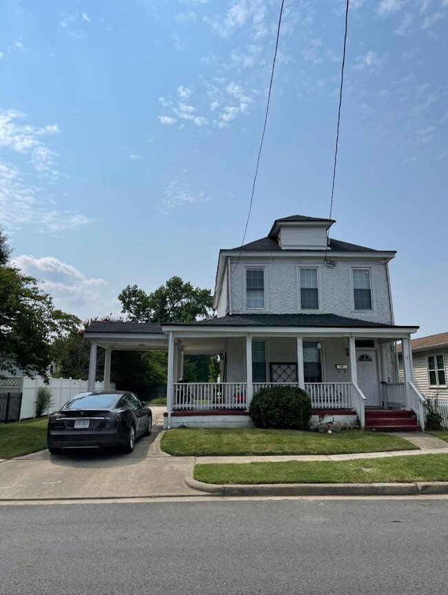 Building Photo - North Side House! Roomy 3 bed 2 bath with ...