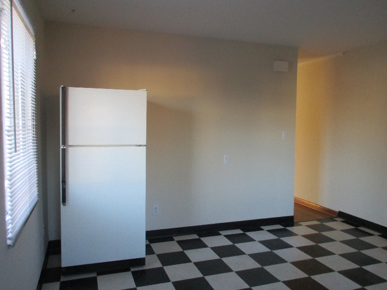 Building Photo - 1862 Kentwell Rd