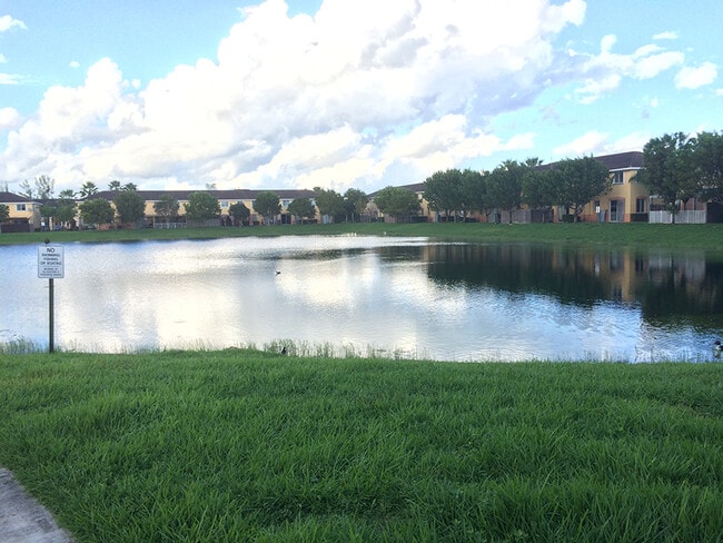 Building Photo - 1663 SE 29th St # 109