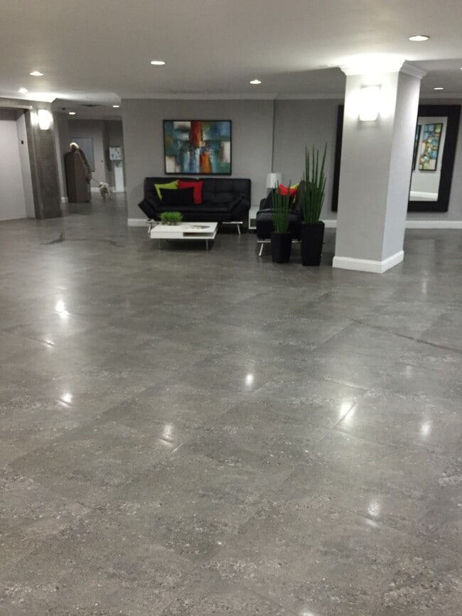 Building Photo - 200 Leslie Dr