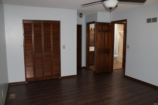 Building Photo - 6034 Sawmill Woods Dr