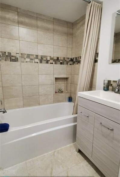 Master bathroom. - 1826 N Dixie Hwy