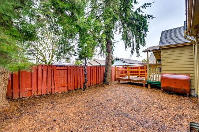 Building Photo - 1137 SE Uglow Ave