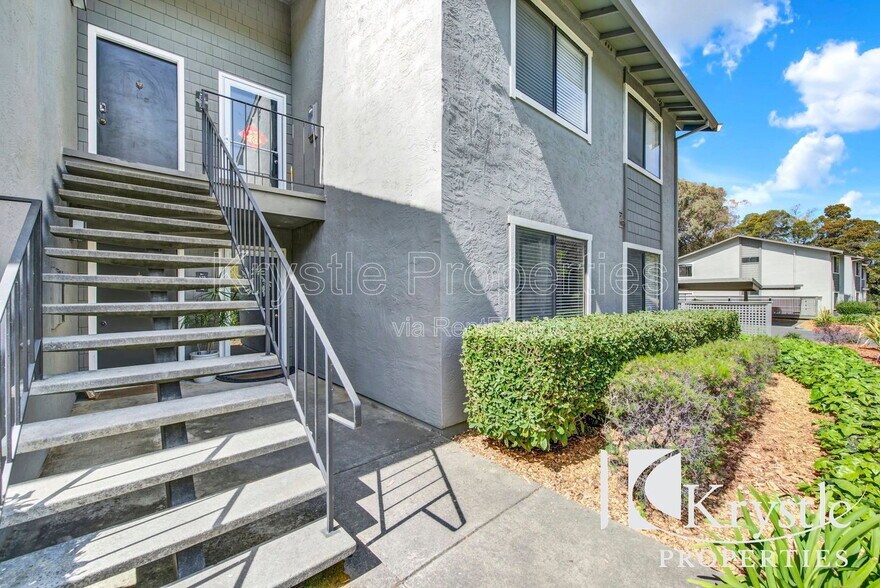 Building Photo - 900 Cambridge Dr