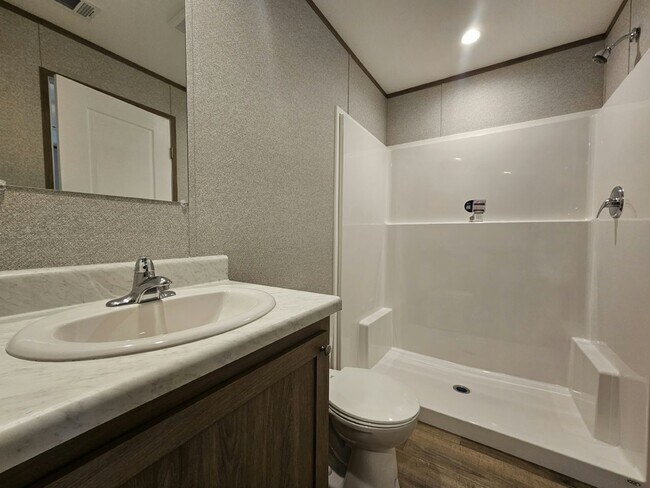 Building Photo - 518 Suwanee Dr