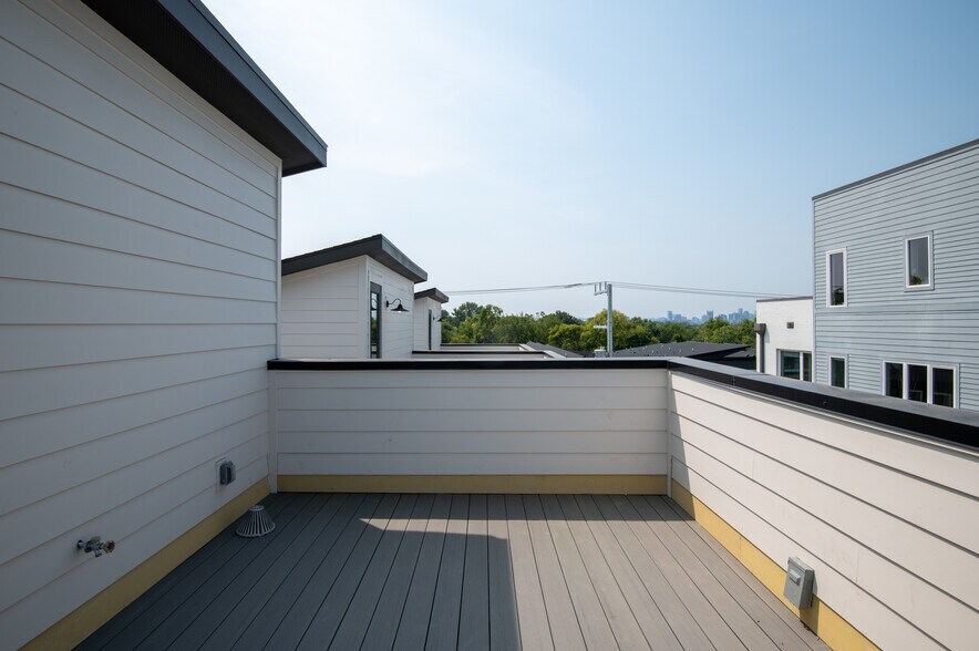 Building Photo - 1043 E Trinity Ln