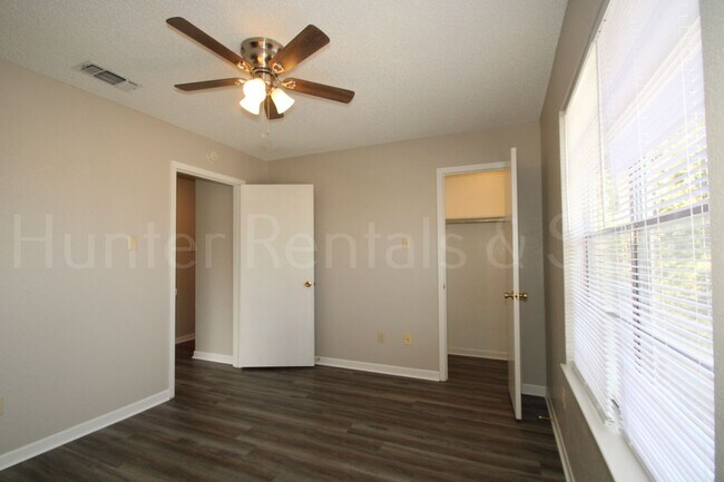 Building Photo - Move-In Today!