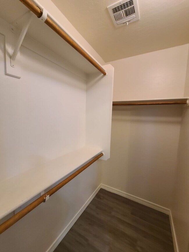 Building Photo - 5 Bedroom, 3 Bath Home in Secluded Neighbo...