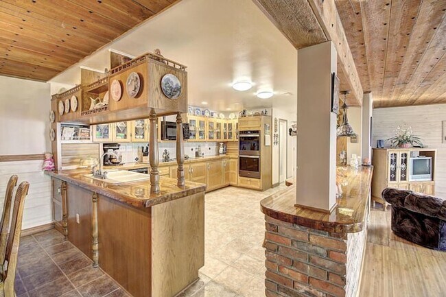 Building Photo - Log Home with close public lake access - A...