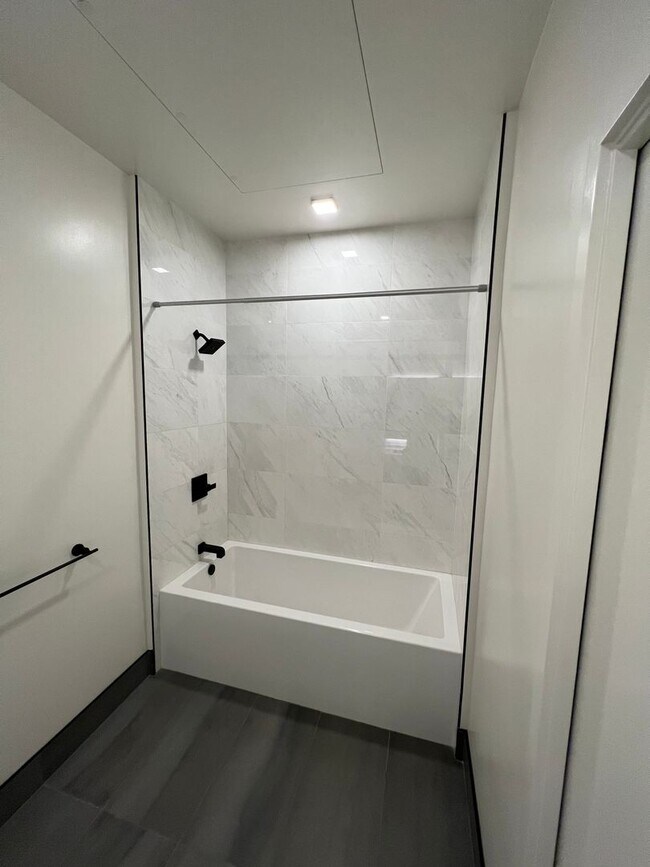 Building Photo - DOGPATCH MODERN LUXURY Jr 1BR 1BA CONDO, R...