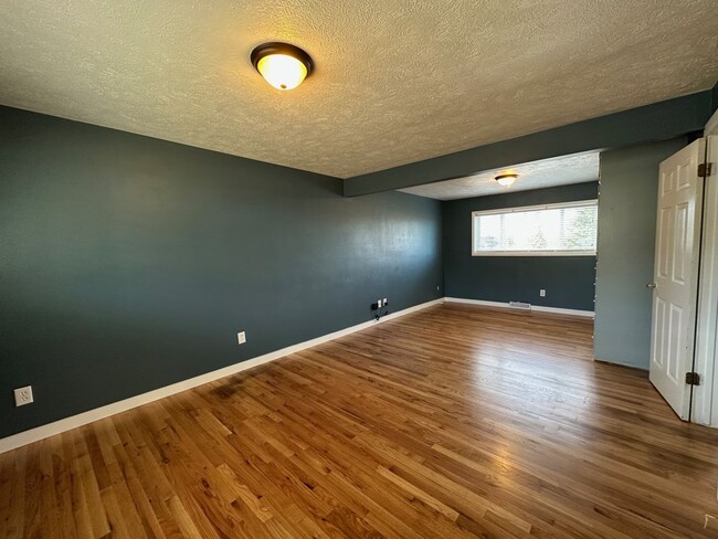 Building Photo - Spacious Northside 4-Bed, 2-Bath Ranch with Hardwood Floors