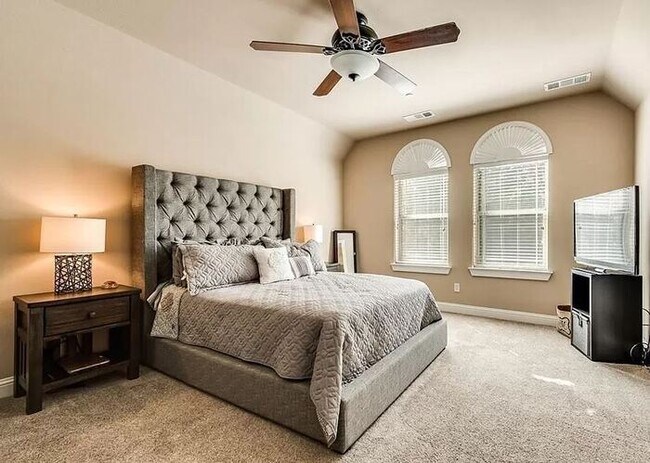 Building Photo - Upscale living in this fabulous Townhome!