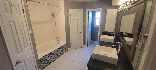 Building Photo - 11302 Meadow Lake Dr