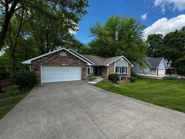 Building Photo - 5 Bed 4 Bath Home fenced yard