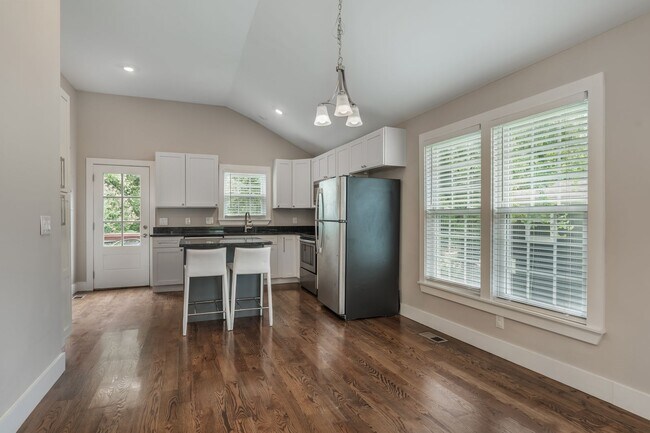 Building Photo - Charlotte Park/Nations bungalow home for r...