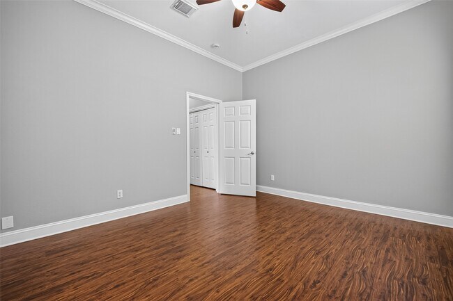 Building Photo - 10310 Chevy Chase Dr