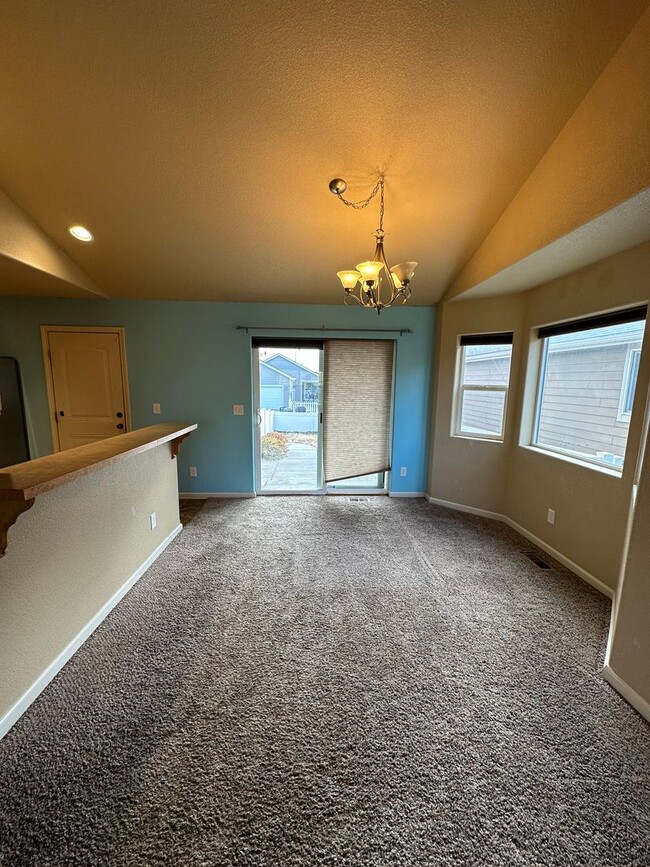 Building Photo - 4 BEDROOM, 3.5 BATHROOM, SINGLE FAMILY HOM...