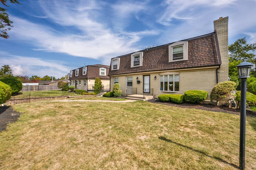 Building Photo - 32 Bernhardt Dr