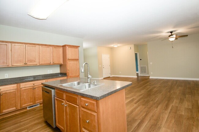 Building Photo - 110 Willow Creek Ln