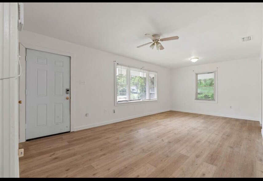Building Photo - 1208 Creekway Dr