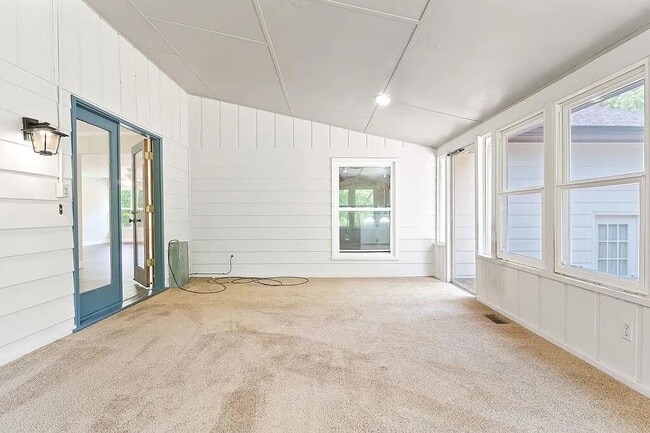 Building Photo - 1409 Robert Ln