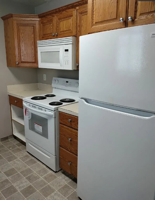 Building Photo - 2 Bed 1 Bath Apartment at Delmar Condominiums in Sugar City!