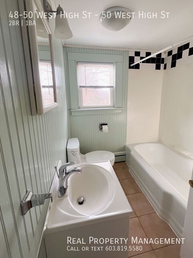 Building Photo - Pet-Friendly 2BD Apartment with Sunroom an...