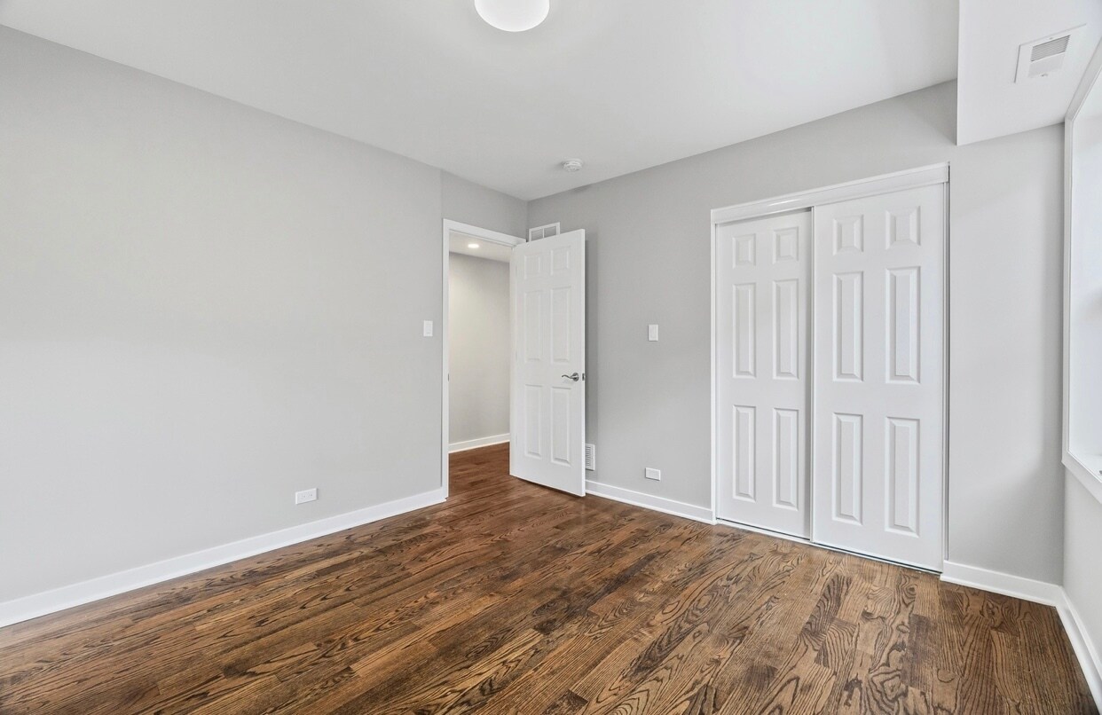 Building Photo - 2553 W Summerdale Ave