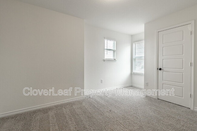 Building Photo - 302 Colonial Blf