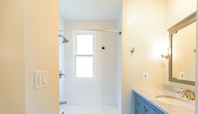 Building Photo - Classic Capitol End-Unit Hill Rowhome