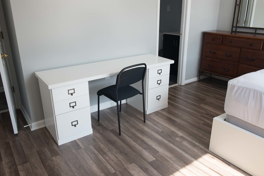 Building Photo - 1301 N Courthouse Rd