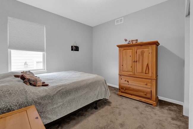 Building Photo - Beautiful low-maintenance ranch home with turf in front and back!