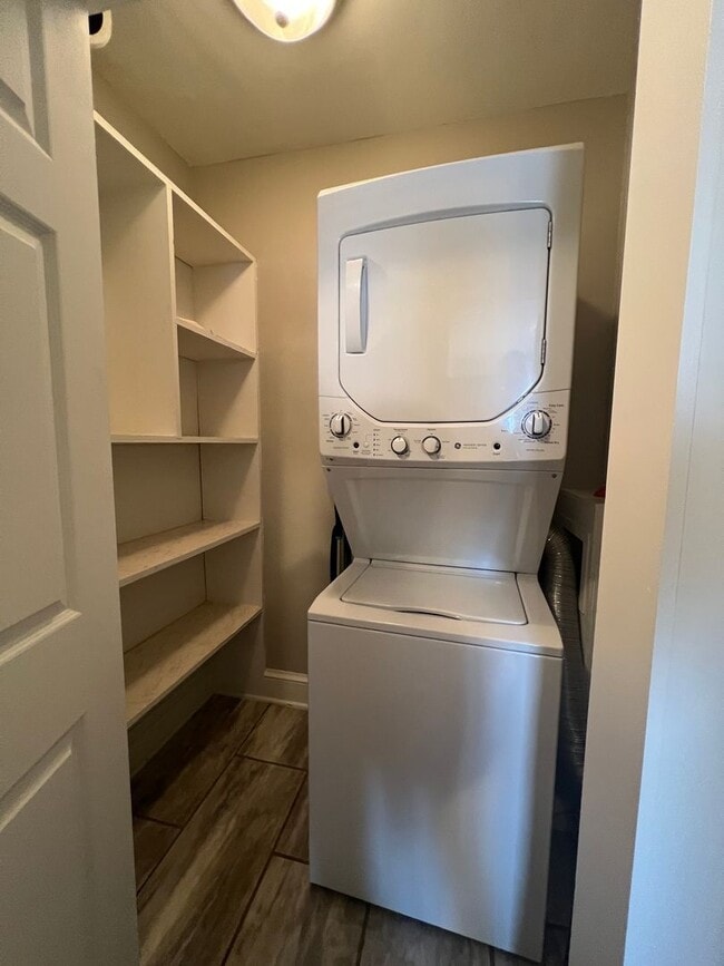 Building Photo - Fully furnished 1 bed and 1 bath duplex al...