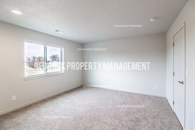 Building Photo - 323 Woodlawn Ln