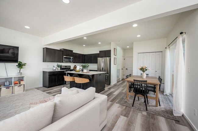 Building Photo - Freshly Updated 3Bed Home: Community Pool ...