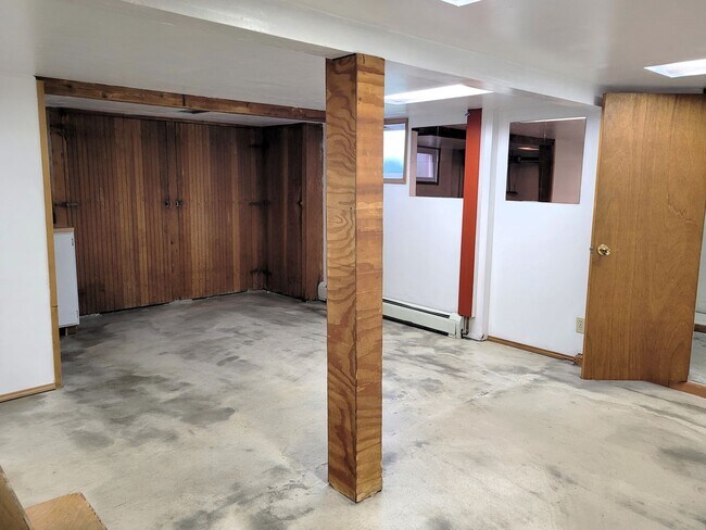 Building Photo - Spacious Unique Home in Central Location