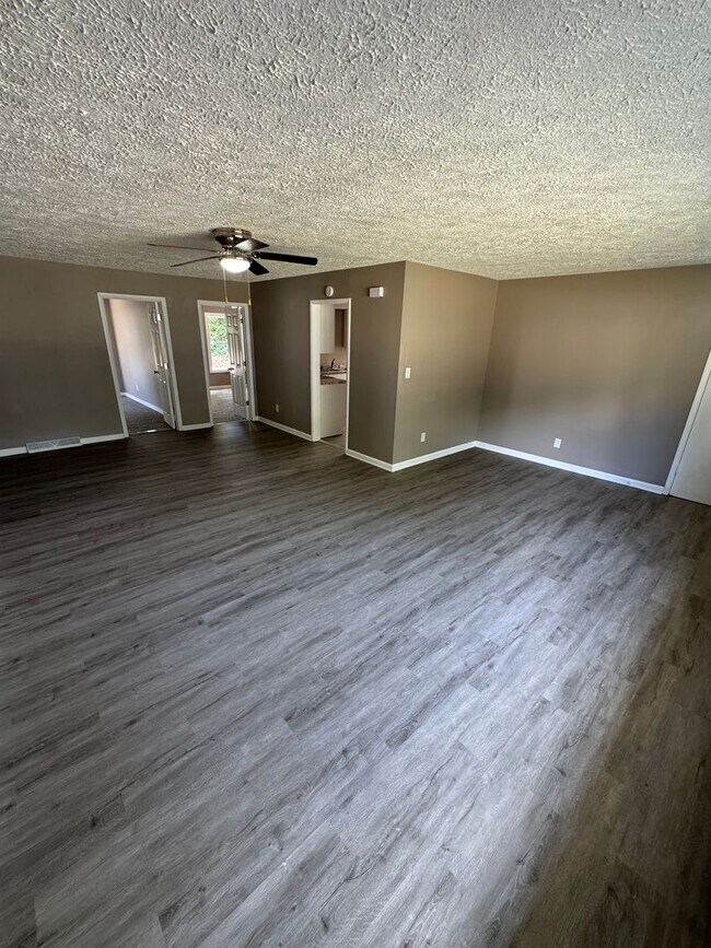 Building Photo - 5 bedroom 2 bathroom house