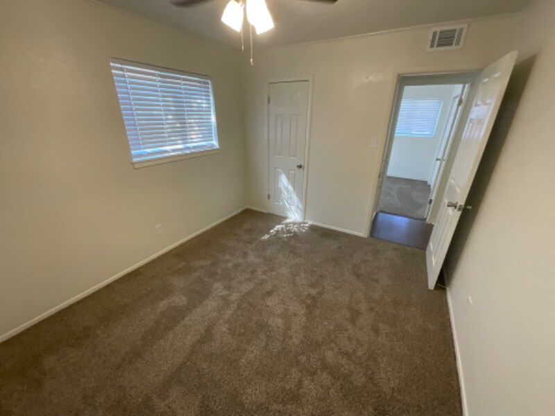 Building Photo - 1007 W Louisa Ave