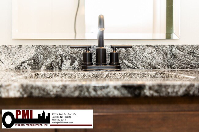 Building Photo - 5 Bedroom and 3 Bathroom House