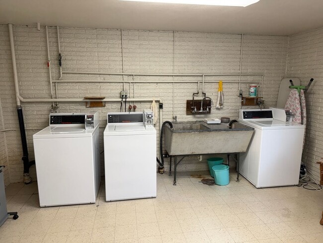 Building Photo - 100 W 17th St