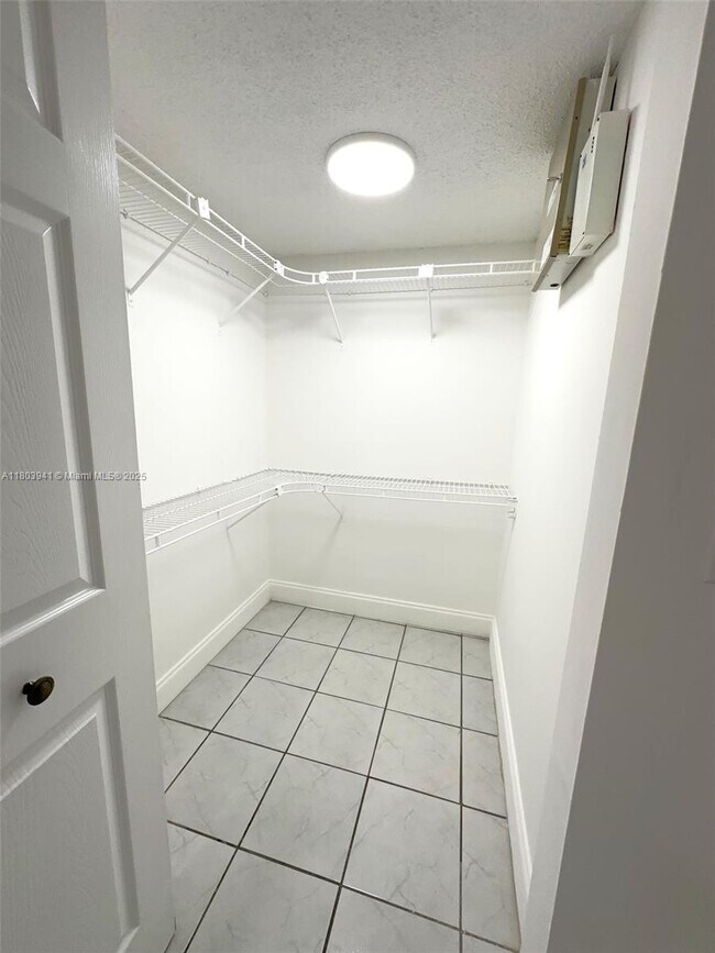 Building Photo - 3562 W 80th St
